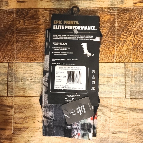 Nike LEBRON Digital Print EPIC Elite Basketball Crew Socks Graffiti Men Size 6-8 - Picture 2 of 2